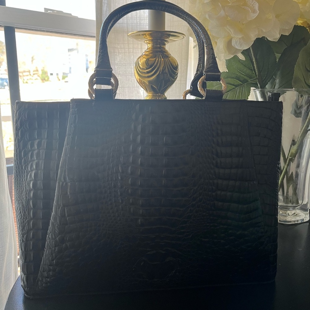 Retta Wolff Vero Cocco “Ligator” tote bag. Black alligator embossed.